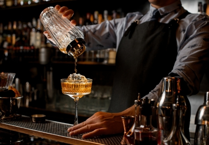 Bartender preparando drink em coquetelaria de luxo