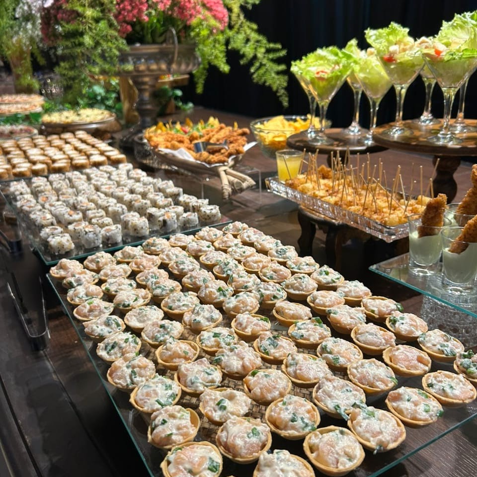 Buffet completo com entradas, pratos principais e sobremesas