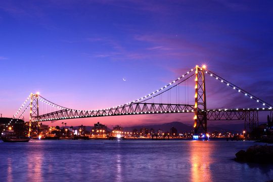 Ponte Hercílio Luz em Florianópolis ao entardecer